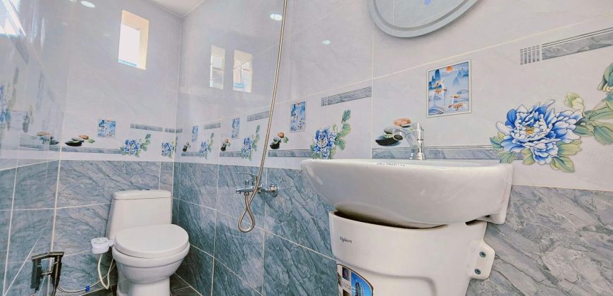 04 nha ban bui quang la gan emart wc sach se (1)