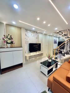 Bán Nhà Đường Số 18 Gò Vấp: 22m² Đúc 3 Tầng Sân Thượng, Giá 3.99 Tỷ 1 Không gian phòng khách sang trọng với sofa hiện đại, hệ tủ tivi vân đá và nội thất cao cấp được thiết kế đồng bộ. Đây là một trong những ưu điểm nổi bật của căn nhà Gò Vấp dưới 4 tỷ này, mang lại cảm giác đẳng cấp và ấm cúng cho gia chủ.