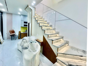 Phòng khách hiện đại, sang trọng, thiết kế thông thoáng và tặng kèm nội thất cao cấp. Đây là điểm nhấn nổi bật trong phân khúc nhà gò vấp dưới 4 tỷ.