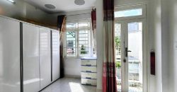 Phòng ngủ có ban công đón gió và ánh sáng tự nhiên của căn nhà Đường Số 19 Phường 11 giá 3.95 tỷ.