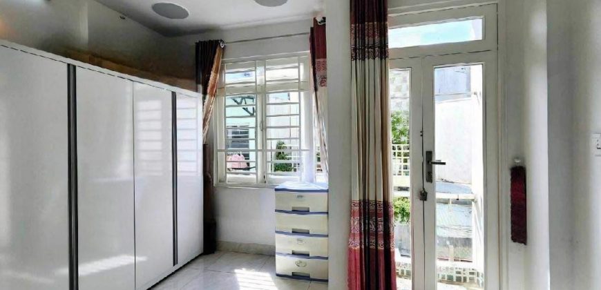 Phòng ngủ có ban công đón gió và ánh sáng tự nhiên của căn nhà Đường Số 19 Phường 11 giá 3.95 tỷ.