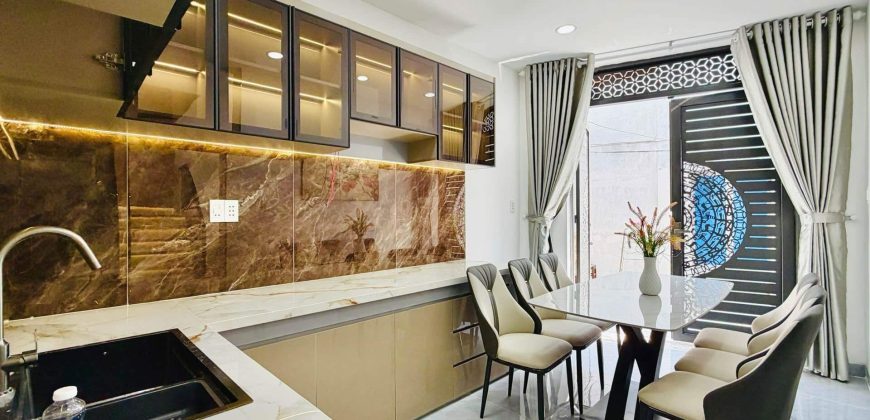 Khu bếp Bán nhà Phạm Văn Chiêu Gò Vấp thiết kế hiện đại, đầy đủ tiện nghi, sạch sẽ gọn gàng