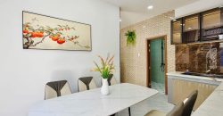 ban nha pham van chieu go vap phong bep hien dai (2)