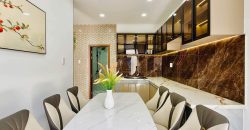 ban nha pham van chieu go vap phong bep hien dai (3)