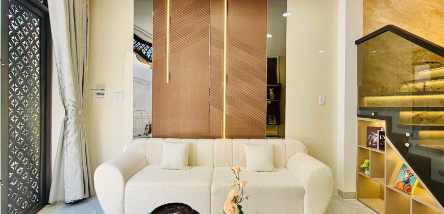Phòng khách Bán nhà Phạm Văn Chiêu Gò Vấp rộng rãi, nội thất cao cấp, không gian sáng thoáng