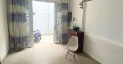 phòng khách tầng trệt căn nhà diện tích 35m2 Gò Vấp, không gian rộng rãi, thoáng mát, phù hợp cho gia đình trẻ sinh sống.
