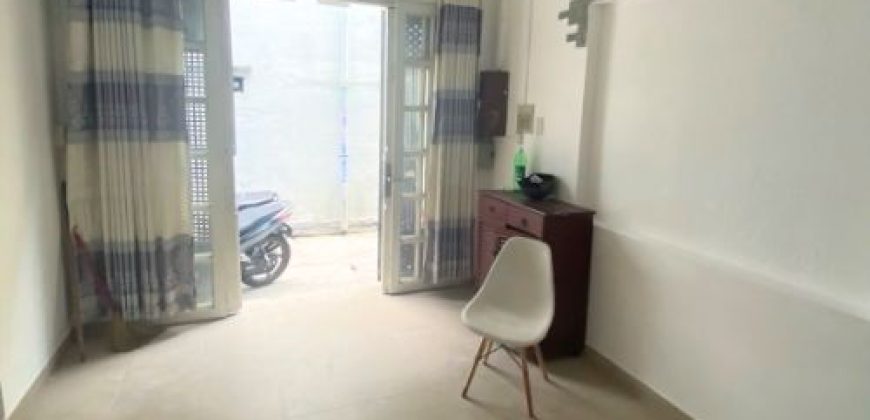 phòng khách tầng trệt căn nhà diện tích 35m2 Gò Vấp, không gian rộng rãi, thoáng mát, phù hợp cho gia đình trẻ sinh sống.