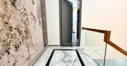 cầu thang tay vịn gỗ,căn nhà này bán tại đường số 9