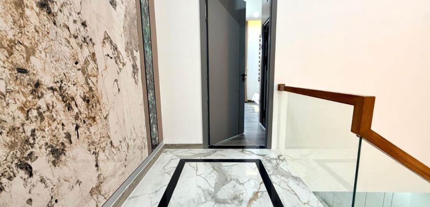 cầu thang tay vịn gỗ,căn nhà này bán tại đường số 9