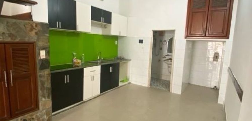 Không gian bếp nấu ăn ấm cúng, thiết kế tối ưu diện tích ngay cạnh phòng khách của căn nhà hẻm Quang Trung Gò Vấp giá dưới 4 tỷ.