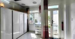 Thiết kế phòng ngủ lầu 1 nhà bán đường Bùi Quang Là Gò Vấp đầy đủ giường nệm và tủ quần áo.nhà gò vấp dưới 4 tỷ