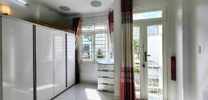 Thiết kế phòng ngủ lầu 1 nhà bán đường Bùi Quang Là Gò Vấp đầy đủ giường nệm và tủ quần áo.nhà gò vấp dưới 4 tỷ