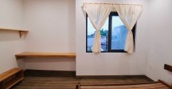 Phòng ngủ bán nhà Tô Ngọc Vân Gò Vấp thoáng mát, có cửa sổ và ban công, phù hợp gia đình nhỏ sinh sống lâu dài.