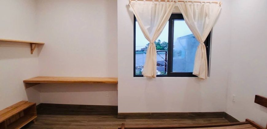 Phòng ngủ bán nhà Tô Ngọc Vân Gò Vấp thoáng mát, có cửa sổ và ban công, phù hợp gia đình nhỏ sinh sống lâu dài.