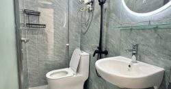 Nhà vệ sinh ốp gạch sạch sẽ với đầy đủ thiết bị vệ sinh cao cấp tại nhà bán Gò Vấp.