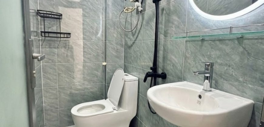 Nhà vệ sinh ốp gạch sạch sẽ với đầy đủ thiết bị vệ sinh cao cấp tại nhà bán Gò Vấp.