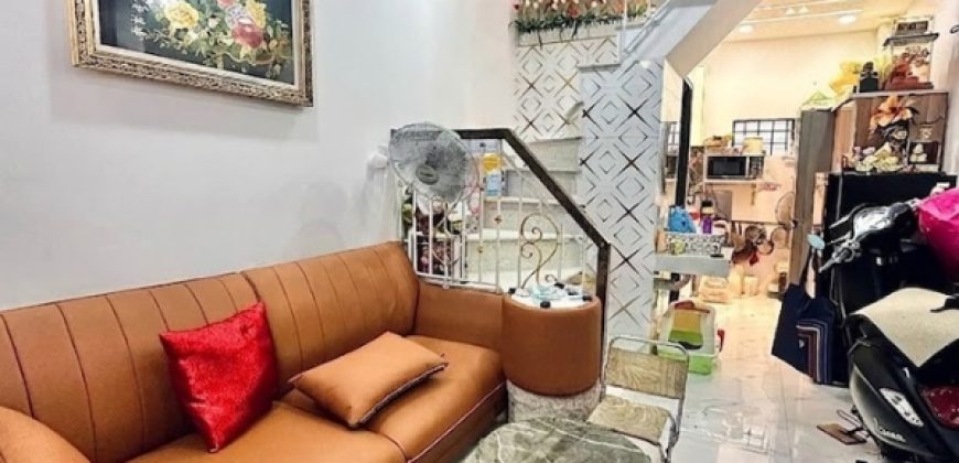 Phòng khách căn nhà phố Gò Vấp ,giá rẻ đường Bùi Quang Là trang bị sẵn bàn ghế sofa hiện đại.nhà gò vấp dưới 4 tỷ