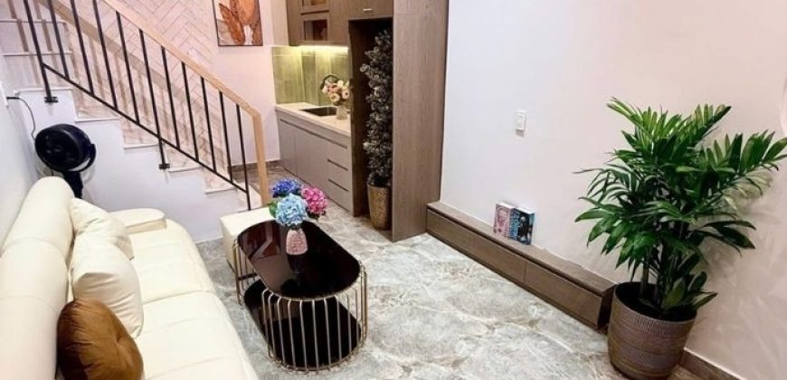 Không gian phòng khách rộng rãi, thiết kế đẹp tại nhà bán Nguyễn Oanh