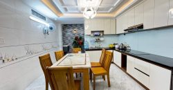Không gian nhà bếp thông thoáng đối lưu không khí tốt nhờ thiết kế giếng trời tại nhà Gò Vấp.