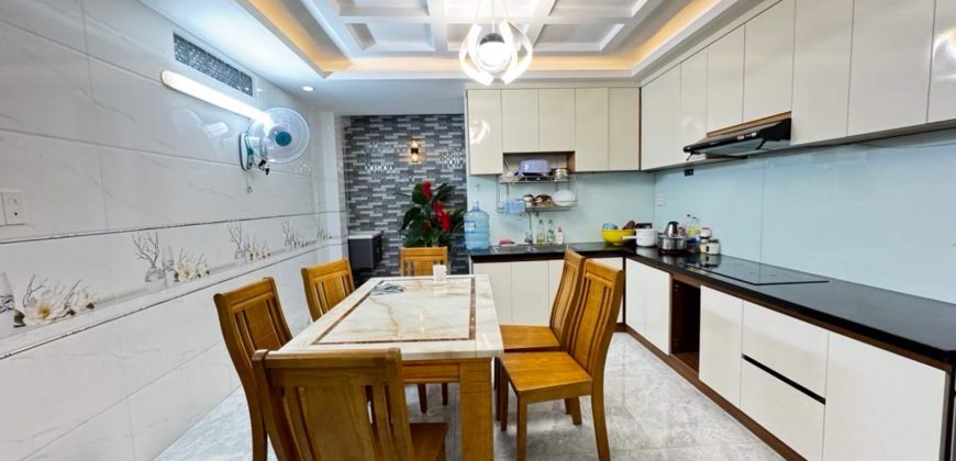 Không gian nhà bếp thông thoáng đối lưu không khí tốt nhờ thiết kế giếng trời tại nhà Gò Vấp.