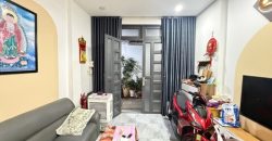 nha-go-vap-duoi-4-ty-phong-khach-thong-thoang.jpg