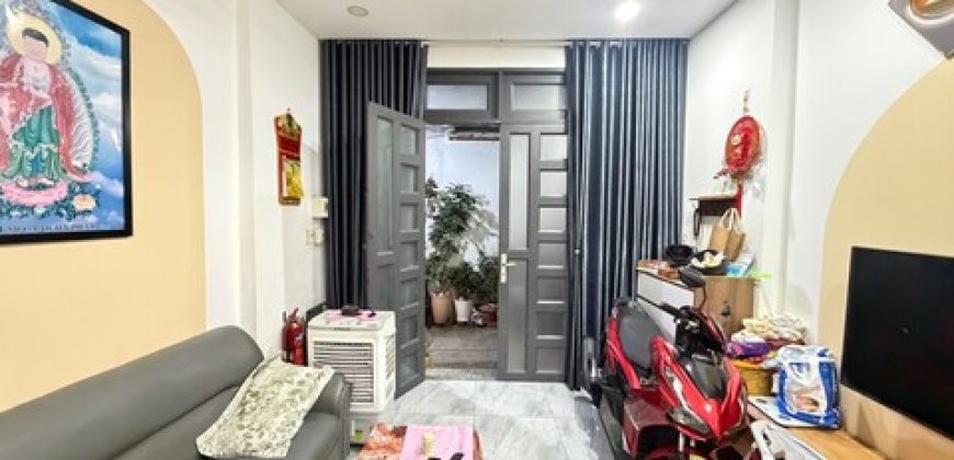 nha-go-vap-duoi-4-ty-phong-khach-thong-thoang.jpg