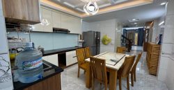 Không gian nhà bếp thông thoáng đối lưu không khí tốt nhờ thiết kế giếng trời tại nhà Gò Vấp.
