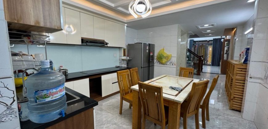 Không gian nhà bếp thông thoáng đối lưu không khí tốt nhờ thiết kế giếng trời tại nhà Gò Vấp.