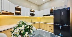 Không gian bếp hiện đại thông thoáng nhà Nguyễn Tư Giản Gò Vấp 4PN full nội thất