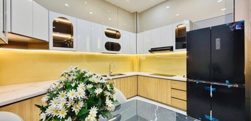 Không gian bếp hiện đại thông thoáng nhà Nguyễn Tư Giản Gò Vấp 4PN full nội thất