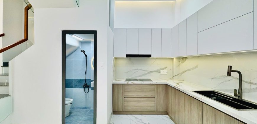 Không gian nhà bếp hiện đại và ấm cúng của căn nhà phố Gò Vấp đường Lê Đức Thọ