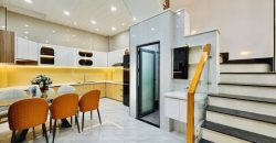 Không gian bếp hiện đại thông thoáng nhà Nguyễn Tư Giản Gò Vấp 4PN