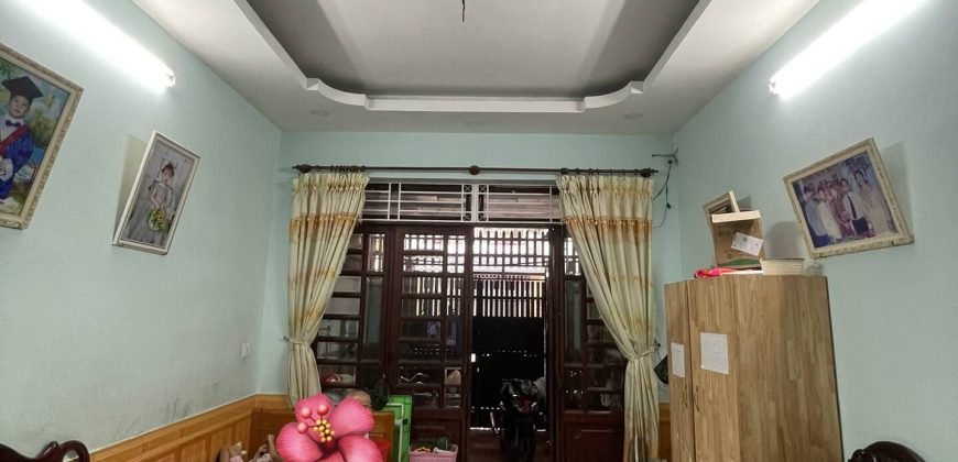Thiết kế phòng khách rộng rãi thuộc căn nhà đường Tân Sơn Gò Vấp, không gian thoáng đãng đón tài lộc cho gia chủ.