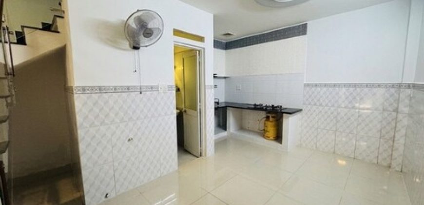 Khu vực nhà bếp hiện đại, thiết kế tối ưu cho dòng sản phẩm nhà gò vấp dưới 5 tỷ đường Nguyễn Văn Lượng.