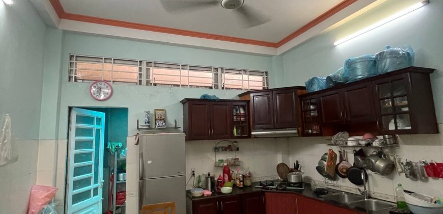Nhà bếp trang bị tủ kệ cao cấp thuộc hệ thống bán nhà đường Tân Sơn Phường 12 Gò Vấp, không gian nấu nướng ấm cúng.