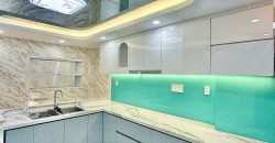 Khu vực bếp gọn gàng, hiện đại, bố trí hợp lý, thuận tiện cho sinh hoạt hằng ngày.