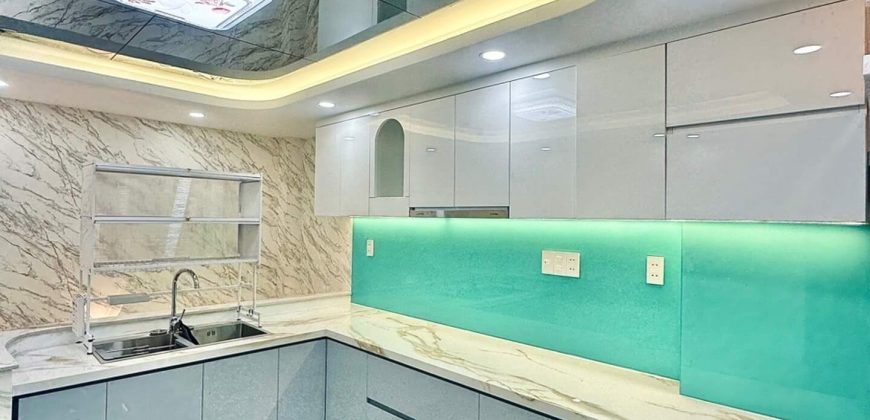 Khu vực bếp gọn gàng, hiện đại, bố trí hợp lý, thuận tiện cho sinh hoạt hằng ngày.