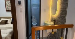 Hành lang hiện đại nối liền phòng ngủ, nhà vệ sinh và khu vực bồn rửa mặt có gương đèn led tại nhà gò vấp dưới 4 tỷ