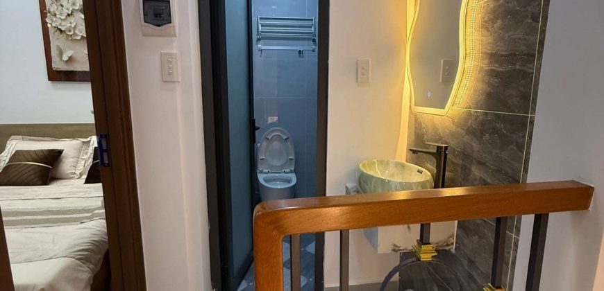 Hành lang hiện đại nối liền phòng ngủ, nhà vệ sinh và khu vực bồn rửa mặt có gương đèn led tại nhà gò vấp dưới 4 tỷ