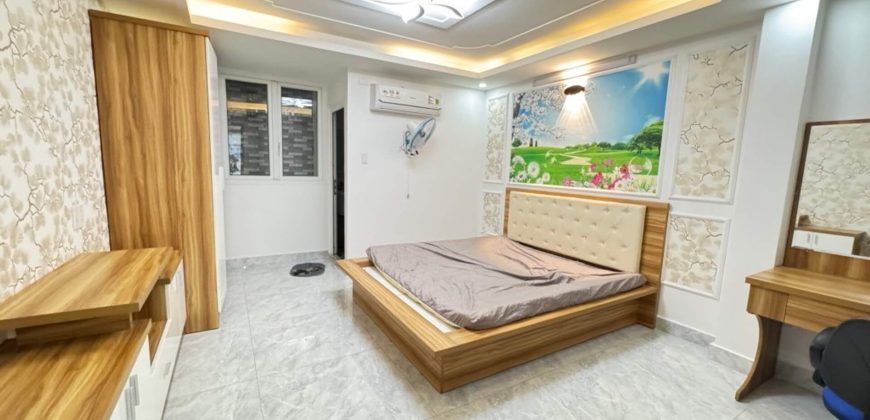 Nhà Gò Vấp có thang máy sở hữu 6 phòng ngủ thiết kế giếng trời đón gió tự nhiên thông thoáng.