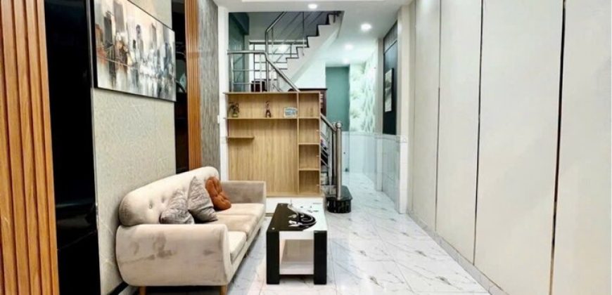 Không gian phòng khách nhà Gò Vấp dưới 5 tỷ đường Bùi Quang Là Phường 12 thiết kế sang trọng, tối ưu hóa diện tích sử dụng.