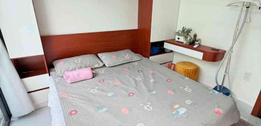Không gian phòng ngủ lầu 1 căn nhà đường Huỳnh Văn Nghệ Gò Vấp có cửa sổ thoáng mát