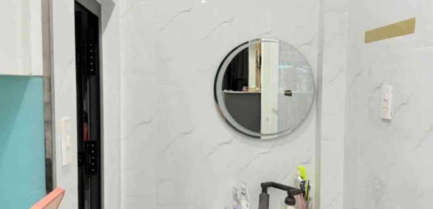 Nhà vệ sinh sạch sẽ, lát gạch chống trơn trượt và được lắp đặt thiết bị vệ sinh cao cấp.