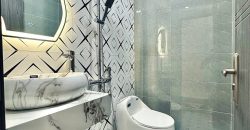 Nhà vệ sinh sạch đẹp, trang bị đầy đủ thiết bị, thiết kế hiện đại và dễ sử dụng.