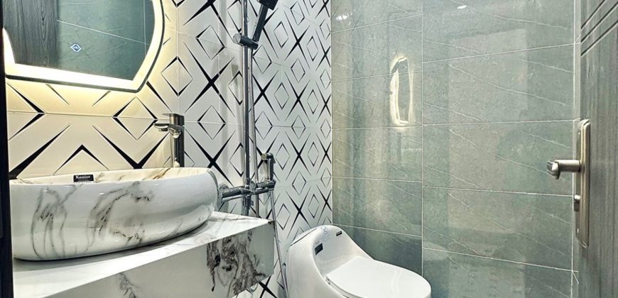 Nhà vệ sinh sạch đẹp, trang bị đầy đủ thiết bị, thiết kế hiện đại và dễ sử dụng.