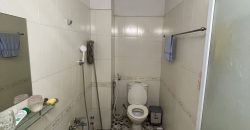 Hệ thống toilet trang bị thiết bị vệ sinh cao cấp khi mua bán nhà Gò Vấp đường Tân Sơn, gạch ốp chống trơn trượt.
