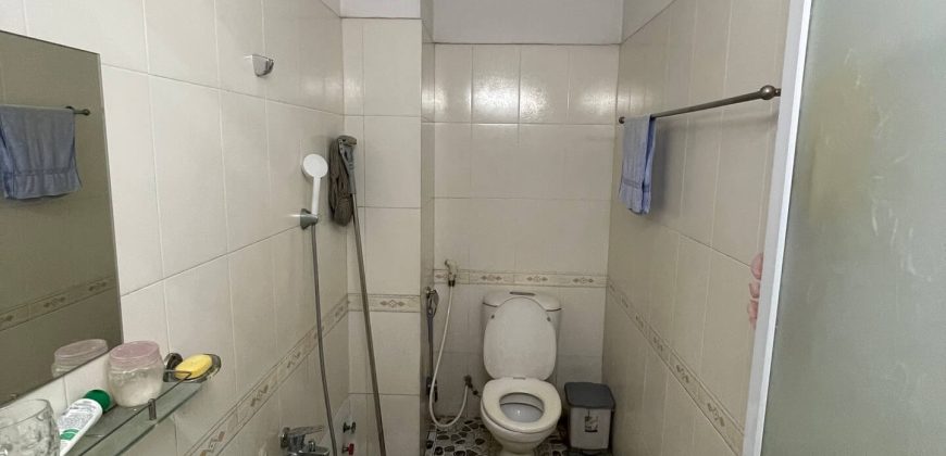 Hệ thống toilet trang bị thiết bị vệ sinh cao cấp khi mua bán nhà Gò Vấp đường Tân Sơn, gạch ốp chống trơn trượt.