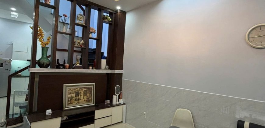 Phòng khách nhà Gò Vấp dưới 4 tỷ tại Nguyễn Văn Khối Phường 9 rộng rãi và sáng thoáng