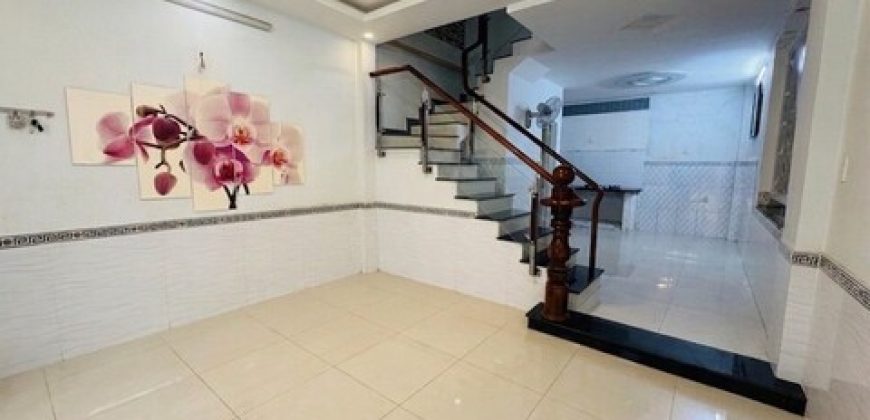 Phòng khách sang trọng tại căn nhà gò vấp hẻm xe hơi đường Nguyễn Văn Lượng Phường 17.
