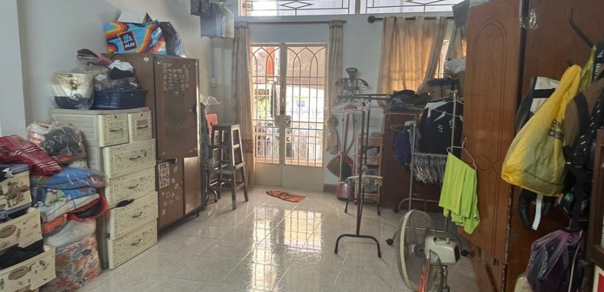 Phòng khách nhà Gò Vấp đường Nguyễn Văn Khối, nhà hẻm xe hơi, không gian rộng rãi, thoáng sáng, thiết kế hiện đại.